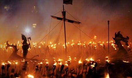 La fiesta vikinga del fuego del Up-Helly-Aa La fiesta vikinga del fuego del Up-Helly-Aa